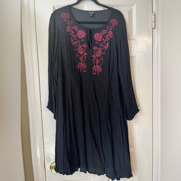 torrid Dresses & Skirts - Torrid size 2 peasant dress with Red Floral Embroidery